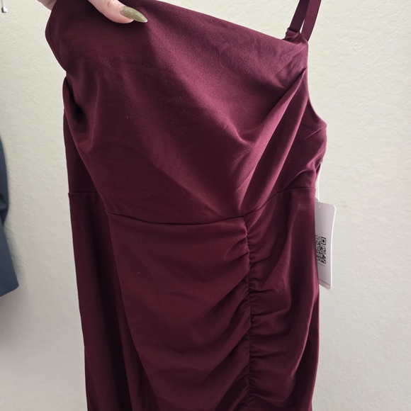 Elegant Burgundy Evening Gown - Picture 5 of 11